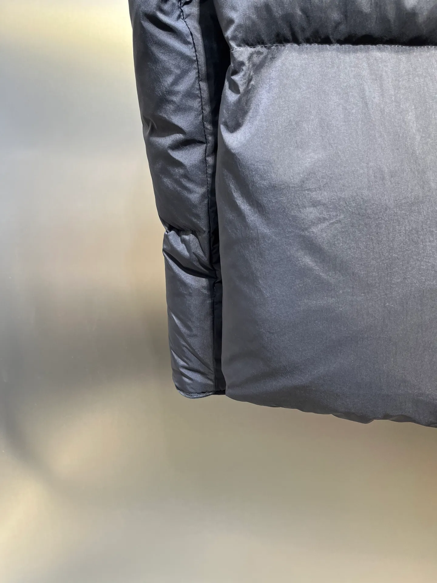 P800 Canada gooes】Large Goose Sleeve Stand Collar Down Jacket The Lawrence Down Jacket provides essential protection for everyday adventures. Delicately soft fabric, this is a water-repellent fabric that is soft to the touch yet durable. Filled with extremely fluffy white duck down. This piece has a quilted body and structured down. Padded collar and reflective double-stripe grip tape. Extended hem and tucked-in inner rib-knit cuffs.  Size: XS-2XL